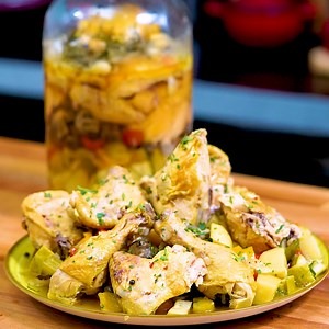 14K views · 639 reactions | 龎  Pui cu legume (la borcan)  𣏕  O cărniță fragedă și bine asezonată cum nu-i alta... | Șef Paul Constantin | Facebook