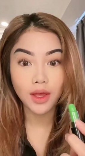 🔮 Magic MOODmatcher color change lipstick in shade green 💚. The pay-off color changes instantly, giving you a color that matches your body’s chemistry 🧪 #MOODmatcher #smudgeproof #hydrating #lips #colorchange #lipgloss #kissproof #makeuplooks #liquidmatte #WETLIPS #moisture #colorchanging #makeup #Beauty #bloggerlatina #longlastin #smooth #ingredient #glossy #colorful #color #beautytips #mattelips #creamy #lipbalm #pin#MOODmatcher #smudgeproof #hydrating #lips #colorchange #lipgloss #kissproo