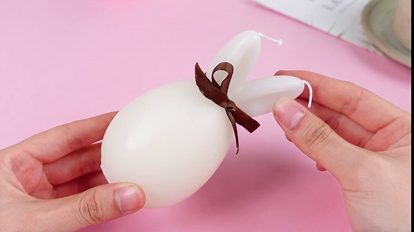 Threlaco 4 Pcs Easter Bunny Candles Cute Spring Easter Egg Candles with Ribbon Smokeless Soy Rabbit Sculpture Gift for Party Supplies Handmade Wax Cake Topper Decoration