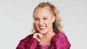 Behind the scenes with JoJo Siwa as she transforms into Pennywise on 'DWTS'