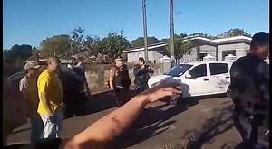 Endivido foi pego por populares em ponta grossa furtando fiação e foi amarrado até achegada da polícia | Plantão Polícial PG
