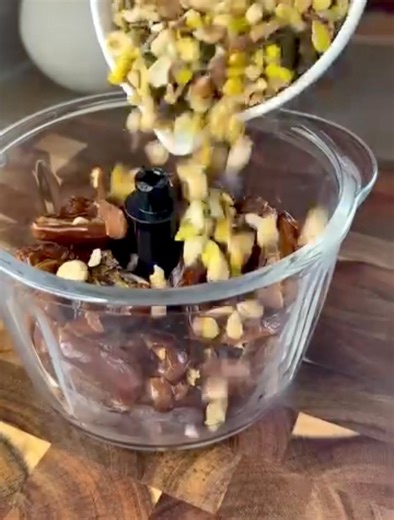 🌟 Date Bites – The Perfect Snack with Chocolate and Dates! 📌 Happiness in every bite – The natural sweetness of dates, the crunchiness of nuts, and the magic of chocolate all in one! | Delicious Recipes