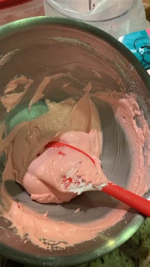 Perfectly full and chewy- what’s your favorite flavor!? #macarons #frenchmacarons #dessert #macaron #oreo #cookies #baking