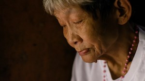 Sa hindi kalayuan sa bahay ni Nanay Sita, may isang mental rehabilitation center para sa may mga kondisyon sa pag-iisip. Batay sa records ng ospital, na-admit na rito ang magkapatid pero bakit nga ba wala na sila rito? Ano nga ba ang nangyari? Panoorin ang #MgaSeldaNiSita, dokumentaryo ni Atom Araullo sa #IWitness Full episode: https://youtu.be/8I5aQ7C7eFo | GMA Public Affairs