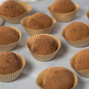 1.8K views · 75 reactions | These Sugar Free Bourbon Chocolate Truffles need just 6 ingredients and gluten free, low carb, keto and so decadent and delicious! https://bit.ly/2sJI04R | SugarFreeMom.com | Facebook