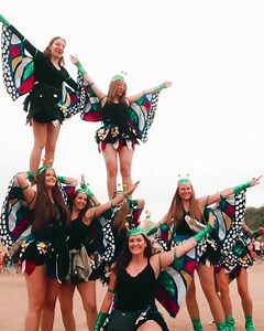 1.5K views · 33 reactions |  Hoch die Hände, Wochenende - Denn mir sin Kölsche, Kölsche un dat es, wat do kriss Wenn de bei uns bes, wenn de bei uns bes Mer sin jefährlich, ehrlich, un mir sin och äch Wie dat Kölsch en unsrer Fläsch („Mir sin Kölsche“ / BRINGS) | Jeck im Sunnesching | Facebook