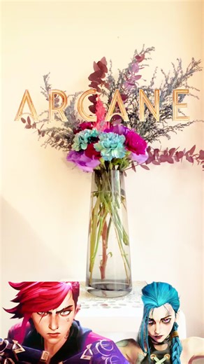 Who here is an Arcane fan? Personally I’m a Jinx girl but here’s a Jinx, Vi, and shimmer color inspired arrangement 💜🩷💙 ♦︎Carnations (カーネーション) ♢Turkish Bellflowers (トルコキキョウ) ♦︎Poppy (ポピー) ♢Eucalyptus (ユーカリ) ♦︎Celosia Flower (ケイトウ) #flowerarranging #flowerart #arcane #花 #フラワーアレンジ