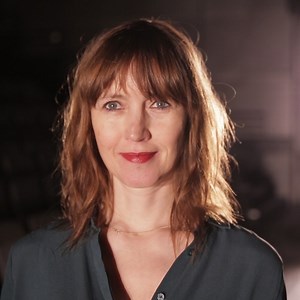 – Om jeg tror på kjærlighet ved første blikk? Skuespiller Petronella Barker spiller Fru Capulet i ROMEO OG JULIE – i samarbeid med Riksteatret ❤️ | Nationaltheatret