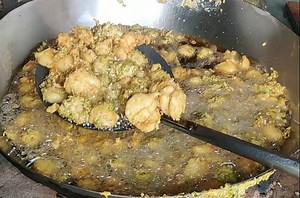 Famous Raipur Bhajiya of Ahmedabad | Ahmedabad Street Food #RaipurBhajiya #BhajiyaMaking #MirchiFood #Food #Recipe #IndianStreetFood | Mirchi Food