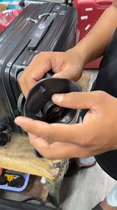 ❌ CÁCH THAY BÁNH XE VALI TẠI NHÀ- DỄ NHƯ TRỞ TRỞ BÀN TAY ❌ Bạn có chiếc vali yêu thích nhưng bánh xe lại bị kẹt, mòn hoặc gãy? Đừng vội bỏ tiền mua vali mới! Hôm nay, Vạn Phúc sẽ hướng dẫn bạn cách thay bánh xe vali tại nhà, cực đơn giản và hiệu quả 👉 Các bước thay bánh xe vali ✅ Xác định loại bánh xe,lật ngửa vali lại và kiểm tra bánh xe.Có hai loại phổ biến: • Loại có ốc vít: Dễ thay thế, chỉ cần vặn ốc ra và lắp bánh mới vào. • Loại đinh tán: Khó hơn vì cần cắt bỏ đinh tán cũ và thay bằng ốc