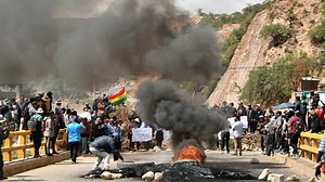 Los sectores afines a Evo Morales bloquean por tercer día consecutivo las principales carreteras de Bolivia