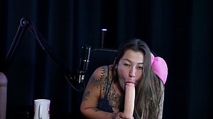 Naughty montre sa pipe après avoir participé au Tinder Swing Cast, qui obtiendrait-elle ? - Fleur de Damiana (transparent/rouge)