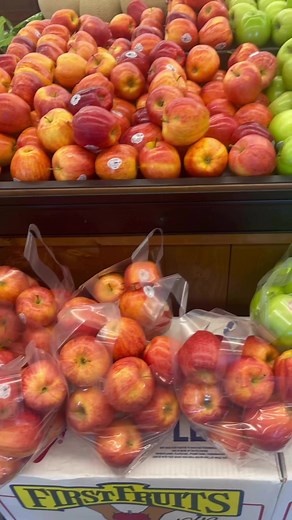 What are your favorite caramel apple toppings? I have teamed up with Safeway to bring you these smoked caramel apples. The full recipe is down below! 🍎 #caramelapples #candiedapples #halloweentreats #safeway #recipeshare #thisjewcanque | This Jew Can Que