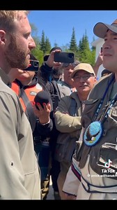 Discussion ferme entre un chef autochtone et un allochtone (quelqu’un qui n’est pas autochtone) Bizarrement, on a donné notre langue au chat ? On ne parle plus ? On se sent un peu étranger dans son propre Québec ? C’est peut-être un avant-goût de ce que ressentent les immigrants quand on leur balance : « Retournez chez vous, bande d’Africains ! » Au Canada, nous cohabitons, et nous savons tous qui sont les véritables propriétaires de ces terres. Laissons le gouvernement jouer pleinement son rôle