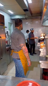 ✨ Semana nova, sabores novos! O Menu Executivo do Vicino chegou trazendo combinações frescas, autorais e com aquele toque italiano que só o Chef @chefdiegobispo sabe entregar. Pratos preparados no momento, com ingredientes de qualidade e a leveza perfeita para o seu almoço no Bosque Maia. 🇮🇹🤌 📆 Segunda a sexta, das 12h às 16h (exceto feriados) 💰 R$ 82,90 por pessoa Ideal para quem busca um almoço saboroso, rápido e bem-feito — do jeito que Guarulhos merece. 🍷 VICINO CUCINA & VINO Rua Caeta