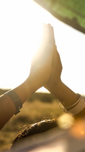 👥 Do you need help communicating with others? 🙏 This simple and sweet meditation can help you activate the power of communication 👇 “Meditation to Solve Communication Problems” 👉 You can find it very easily on our website! 🌐 Go to 3ho.org /practice to find this and many other Kundalini Yoga kriyas and meditations 🌠 …………. 👥 ¿Necesitas ayuda para comunicarte con otras personas? 🙏 Esta dulce y simple meditación puede ayudarte a activar el poder de la comunicación 👇 “Meditación para Resolve