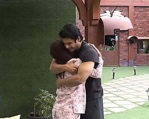 101K views · 3.4K reactions | Siddharth Ne Shahnaz ko pyar se hug Kiya! #sidnaaz #SidharthShukla #shehnaazgill #BiggBoss #salmankhan | therealfirozkhan | Facebook