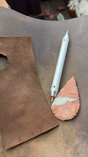 Here is a point made from jasper, I love learning about rocks. And I love flin knapping #rockhounding #rockhound #exploreoregon #rockhoundingoregon #hikeoregon #oregonjasper #flintknappingart | Angel Blanco