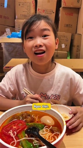 Bố đưa đi ăn món mì này, cô bé ăn sạch cả nước lẫn cái!