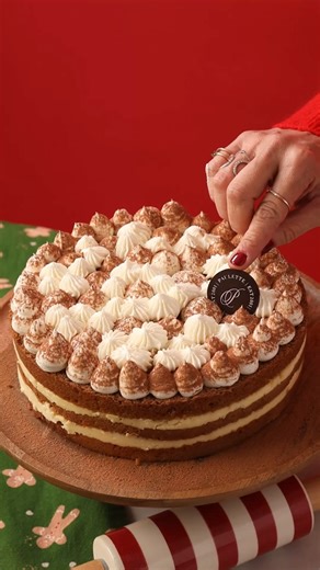 🎄🍰 Disfruta de 3 capas de bizcocho de café, humedecidas con espresso de origen Oaxaca, crema de whisky y mousse de queso mascarpone, coronadas con un rocío de cacao. 😋✨ ¡Compártelo con tus seres queridos, encuéntralo en nuestras Boutiques o pídelo en línea! 🎁🎅 *Disponible en tamaño individual $95 y grande (18-20 personas) $498. | Pastelería Paulette