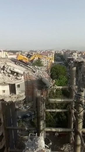 Scariest excavator manoeuvre EVER | Giant Machine