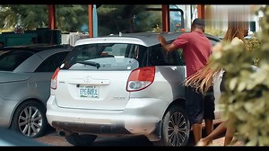 2M views · 113K reactions | Le destin d’un humble laveur de voitures change à jamais lorsqu’il sauve une riche femme aux mains de bandits. Touchée par son courage, elle l’engage comme homme de ménage. Au début, sa fille le méprise et ne supporte pas sa présence, mais avec le temps finit peu à peu par tomber sous le charme de ce jeune homme simple et honnête, changeant ainsi sa vie pour toujours. LA SUITE ICI  https://tr.ee/z9z5ER | Nolly Films TV | Facebook