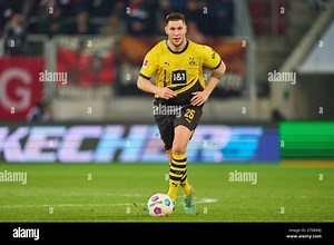Augsburg, Germany. 16 December, 2023. Niklas Süle, 25 BVB   in the match FC AUGSBURG - BORUSSIA DORTMUND 1-1  on Dec 16, 2023 in Augsburg, Germany. Season 2023/2024, 1.Bundesliga, FCA, BVB, matchday 15, 15.Spieltag © Peter Schatz / Alamy Live News    - DFL REGULATIONS PROHIBIT ANY USE OF PHOTOGRAPHS as IMAGE SEQUENCES and/or QUASI-VIDEO - Credit: Peter Schatz/Alamy Live News Stock Photo - Alamy