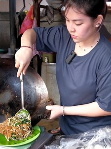556K views · 10K reactions | Ini tempatnya Kwetiau 'Kincipan Abun. Yang kemarin viral Amoynya Susan yang bantu masak! #kwetiauekonomis #khassingkawang | Skw Foodie | Facebook