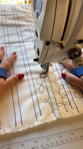 Follow me to learn quilting as easy as sewing! Presser Foot: https://sewingmachinepresserfeet.com/products/open-toe-free-motion-quilting-darning-embroidery-foot 📸 marciabaraldiquilter 💖👏 #quilting #freemotion #patchworkbrasil #patchaplique #quilting #quilt #quilterdesucesso #caminhosuavedoquilting #quiltersgonnaquiltt #quilterdesucesso #patchwork #patchquilt #sewing #sewingproject #sewingtutorial #sewinghacks #freemotionquilting #rulerquilting #fypシ゚viralシ #threadpainting | Love USA Quilters