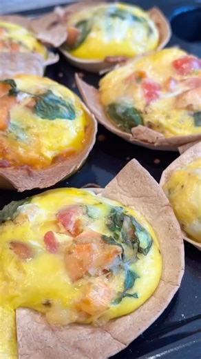 Har du noen tørre tortillalefser liggende? Del dem opp og brett dem ned i muffinsformer. Er de for tørr og hard til det? Legg tortillalefsene inni et fuktig kjøkkenhåndkle, så de får trekke til seg litt fukt. Da blir de lettere å bøye! Visp egg som du heller i formene, kutt opp det du har av grønnsaker og andre rester i kjøleskapet. Bland inn krydder og topp det hele med revet ost. Sett dem i ovnen på 180 grader i 15-20 min. Da er de klar til å spises! De er også god å ha med i en lunsjboks i mo