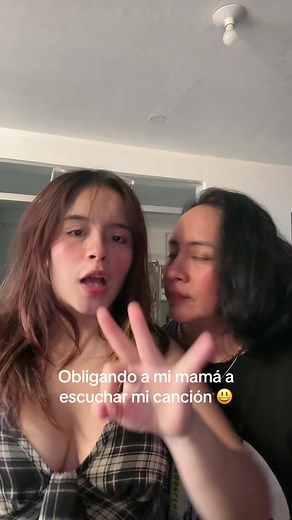 Obligando a mi mamá a escuchar mi canción: reacciones y humor