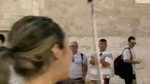 Una violinista brasileña toca 'Bella Ciao' en una calle de España: esto ocurre cuando pasan unos italianos