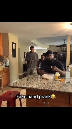 This fake hand prank gonna get somebody hurt!!😩😂 #funnyreels #viralvideos #fakehandprank #fypageシ | Remy Roe
