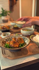 . 夏香る、焼きとうもろこしつくね。 焼きとうもろこしの香ばしさと バター醤油でご飯進むおかずです🌽 ワンパンで洗い物も少なく簡単にできます！ ぜひこの夏に作ってみてください☺️✨ ❁バター醤油香る、焼きとうもろこしつくね(4人分） 豚ひき肉 400g 玉ねぎ 1/2個 ねぎ 1本 とうもろこし 1本 ●卵 1個 ●牛乳 大さじ2 ●マヨネーズ 大さじ1 ●パン粉 15g(大さじ3強) ●合わせ味噌 小さじ2 ●塩こしょう 適量 ○濃口醤油、みりん 各大さじ3 ○酒、砂糖 各大さじ1.5 ○バター 20g 青のり、粗挽きブラックペッパー 適量 卵黄 4個分 〈下準備〉 ・とうもろこしの皮やひげを取り除いて洗い、濡らしたキッチンペーパー⇨ラップの順に包んで耐熱皿に乗せ、600wのレンジで5分加熱する。 氷水で完全に冷やし、水気をよく拭き取ったら粒が剥がれないように削ぎ落とす。 ・玉ねぎ、ねぎはみじん切りにする。 ①フライパンに豚ひき肉、玉ねぎ、ねぎ、●を入れてよく捏ねる。 ②16等分の一口大に丸め、その上にとうもろこしの粒を押し付けながらのせる。 ③火をつけ、弱中火で加熱して焼き色がつ