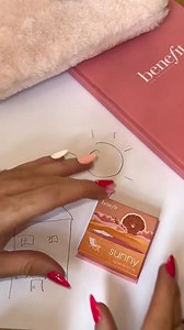 Una cosa che non può assolutamente mancare nel tuo astuccio 📚✏️ Con il nostro blush corallo Sunny anche il rientro a scuola è più colorato (e divertente!) 🌈 #benefitcosmeticsitaly #benefitblush | Benefit Cosmetics