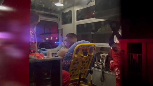 #Enterate 🔫😔 JONATHAN ESTEBAN, DE 26 AÑOS, HERIDO DE BALA EN INFONAVIT PRESIDENTES 🚑💥 🔹 Atacado por 2 hombres vestidos de negro en Av. José López Portillo 🔹 Herida de bala en estómago (entrada y salida); estable tras ser trasladado • 🏥 Corrió a taquería cercana para pedir ayuda en Miguel Alemán y Vicente Guerrero • 🚓 Investigación en curso; agresores huyeron 📸 Fotos: Arturo Rosales / Border Zoom #ViolenciaTijuana #InfonavitPresidentes #JusticiaPendiente ⚖️🩸🚨 | Horizonte Informativo