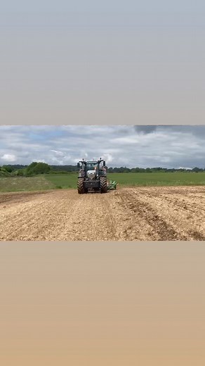 Our Fendt 728 has been out and about with the Amazone Cirrus 4003-2C drill across our area completing demonstrations! Contact us today to arrange a demonstration of either machine 📞 rwcrawford.co.uk #fendt #fendt728 #amazone #amazonedrill #tractors #drilling | Crawfords