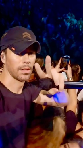 😍 Enrique Iglesias always gets up-close with his fans giving them the best experience 🤳🏻💗 #TheTrilogyTour 2023 | Enriqué Iglesias Fans