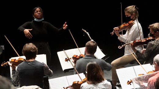 La fulgurante ascension de la jeune cheffe d'orchestre Glass Marcano