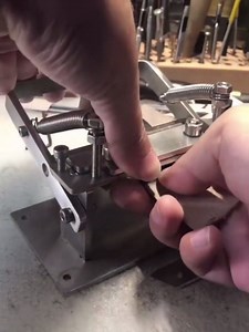 Manual Leather Splitter Set Leather Skiving Machine Cowhide Thinning Shovel Edge Skiving Tools Leather Paring Peeling Machine DIY Belt Strap Cutting with Blade, Fixing Bracket