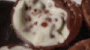 Un gros plan d'un plateau blanc : vidéo de stock (100 % libre de droit) 3958502355 | Shutterstock