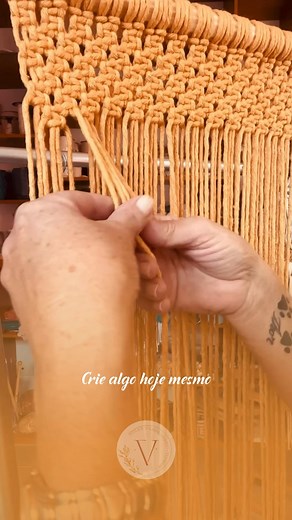 A arte manual é uma forma de expressão que nos permite desacelerar, refletir e conectar com o que é essencial, tanto em termos pessoais quanto culturais. Ela nos lembra que, em um mundo cada vez mais digital e automatizado, há um valor inestimável no toque humano e na autenticidade do feito à mão.  #artesã #artemanual #feitoàmão #artesanato #macramê #artetextil #love #décor | Atelier Valeria Asquino | Facebook