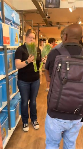 Ze zijn terug! 👀 Blokker is weer helemaal in beeld. Wat heb jij het meest gemist? Zeker dat vertrouwde gevoel! 🌷🧡 Bekijk de folder: tinyurl.com/ywkejvrf | Reclamefolder.nl