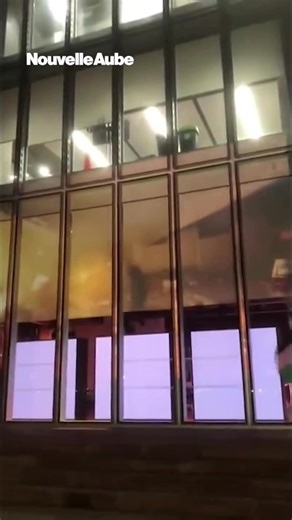 Un groupe de militants a projeté le documentaire 'Gaza: How to Survive a War Zone', un film sur les enfants de Gaza, sur le bâtiment de la BBC Écosse à Glasgow, au Royaume-Uni, après que la chaîne a retiré le film de son service de streaming fin février en raison de la pression exercée par les lobbies israéliens. #Gaza #BBC #Documentaire #Glasgow #film #RoyaumeUni | Nouvelle Aube - Yeni Şafak Français