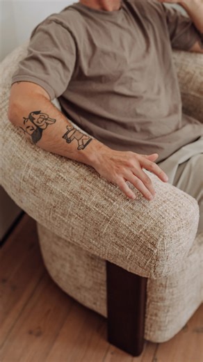 A ty? Co czujesz myśląc o swoim domu? 💭 —— dom, meble, wnętrze, aranżacja wnętrz, stylowe meble, meble do salonu, fotel, narożnik, stolik kawowy, stół do jadalni, krzesła, regał, drewno #lectus #lectus24 #meble #interiordesign | Lectus