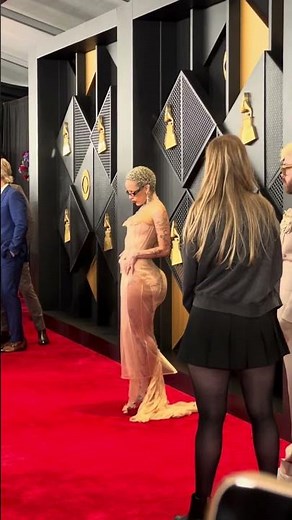 Doja Cat Walks The Grammys Red Carpet #shorts #dojacat