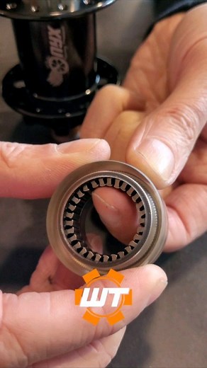 The silent option The Onyx sprag clutch mechanism offers you a silent freehub with instant engagement. Here we demonstrate how it works. Apart from being silent, it is also maintenance friendly, extremely durable and reliable. For the actual hubs, Onyx offers a crazy amount of colours and finishes. Want to see and hear (and touch!) all of these highend hubs yourself? Just drop by in in our showroom in Alkmaar, and we will advise you which one would suit you needs the best. #onyxhubs #onyxracing 