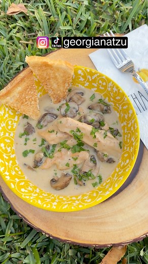 Pui cu ciuperci si smantana 🍄3 piepturi de pui feliati cum doriti🍄200g ceapa tocata🍄500 g ciuperci 🍄5 linguri smantana🍄3 linguri faina🍄Sare, piper🍄putin ulei🍄apa Intr-o tigaie punem putin ulei si prajim carnea(presaram sare) la foc iute pana se rumeneste usor, apoi o scoatem din tigaie si adaugam ceapa, calim cateva minute la foc potrivit si adaugam si ciupercile, le calim si pe ele 3 minute apoi punem puiul inapoi in tigaie si turnam apa cat cuprinde, condimentam dupa gust. Fierbem cu c