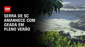 Um cenário atípico para o verão dominou a paisagem da Serra catarinense. O Vale dos Caminhos da Neve amanheceu coberto por uma camada de gelo. Segundo informações do governo de Santa Catarina, a menor temperatura registrada foi de 3º C. #CNNBrasil360º | CNNBrasil