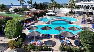 Hotelový komplex Olympos Beach 😍 leží priamo vedľa čarovnej pláže v obľúbenom letovisku Faliraki na gréckom Rhodose, kde sa nudiť určite nebudete 🎉. Krásne upravený areál v obklopení zelene 🌳 a skvelý bazén 🏊‍♀️, spolu s milým personálom 🙋‍♂️ a chutnou stravou so zameraním na lokálne lahôdky 🍲, sľubujú dokonalú dovolenku, či už pre páry ❤️ alebo rodiny s deťmi 👨‍👩‍👧‍👦. Ak hľadáte ideálne miesto na dovolenku, Olympos Beach je tou pravou voľbou, ktorá premení vaše sny na realitu 🌟. 👉 h